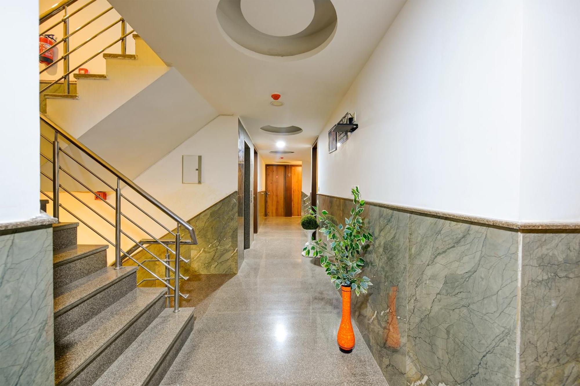 ניו דלהי Hotel Grand Qubic Near Delhi Airport מראה חיצוני תמונה