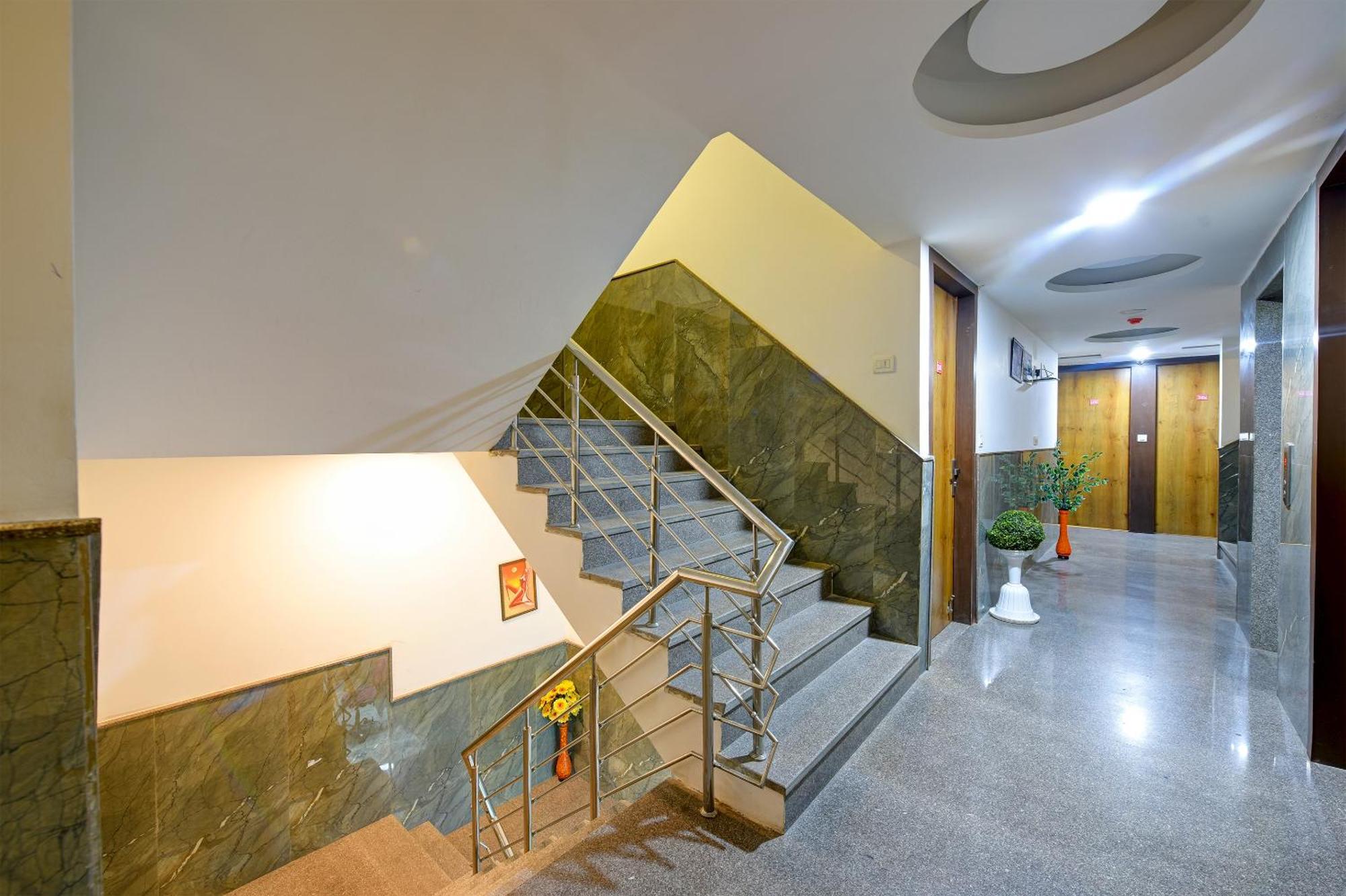 ניו דלהי Hotel Grand Qubic Near Delhi Airport מראה חיצוני תמונה